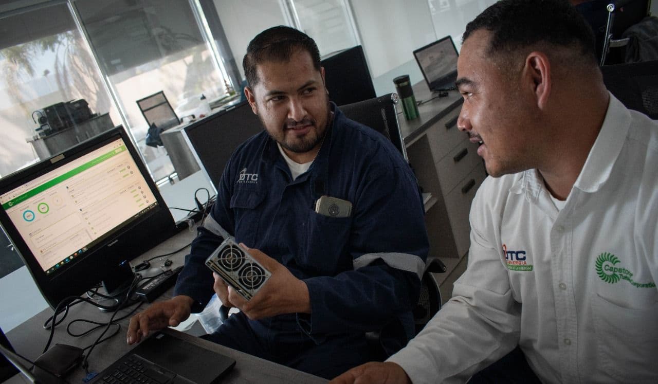 Ingenieros haciendo monitoreo de las microturbinas